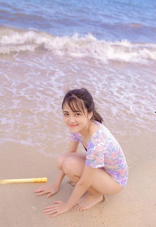 泳衣吊带成人美女视频,成人美女泳装风采大揭秘