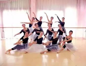 六一舞蹈成人女生视频,成人女生展现青春活力